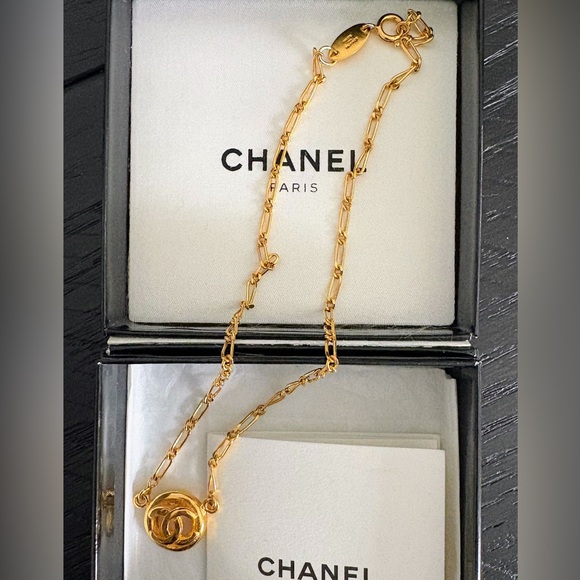 VINTAGE Authentic CHANEL 1983 CC medallion pendant necklace in 24K gold - Picture 1 of 16